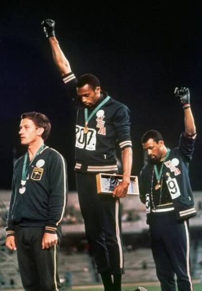 Tommie Smith (centro) y John Carlos, con el gesto icónico del puño en alto.