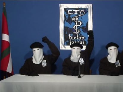 Tres terroristas de ETA anuncian alto el fuego permanente el 20 de octubre de 2011.