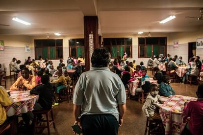 Quiteria Torres es una autoridad en la Casa do Gaiato, es la 'madre' de los 150 niños acogidos. En el comedor, a la hora de la cena, ella pide la palabra para trasladarles un mensaje y automáticamente se hace el silencio. Quiteria ha sido testigo del desarrollo de Massaca durante los últimos 25 años, pues es una de las fundadoras de la Casa.