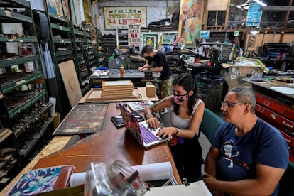 Los talleristas crearon una tienda en la que hacen muestras gráficas con carteles que hablan de salsa, rock o del cine ochentero de Cali.