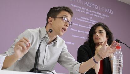 Íñigo Errejón junto a Clara Serra, responsable de igualdad de Podemos.