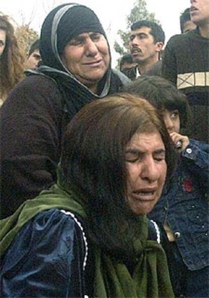 Dos mujeres kurdas lloran tras los atentados en Irbil.