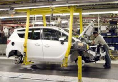 L&iacute;nea de montaje del Opel Meriva, que comparte estructura con el Citro&euml;n C3 Picasso, en Figueruelas, Zaragoza. efe