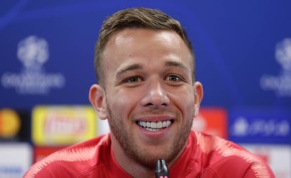 Arthur dá entrevista coletiva antes do Barcelona x Lyon.