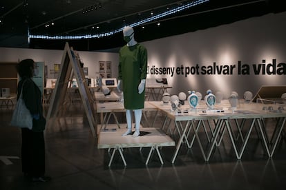 Mascarillas y batas diseñadas para hacer frente a la pandemia que pueden verse en la exposición ¡Emergencia! en el Museo del Diseño de Barcelona.