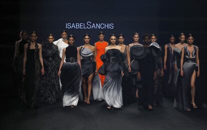 Varias modelos lucen propuestas de la diseñadora Isabel Sanchís durante un desfile celebrado este sábado 10 de abril en Mercedes-Benz Fashion Week Madrid.