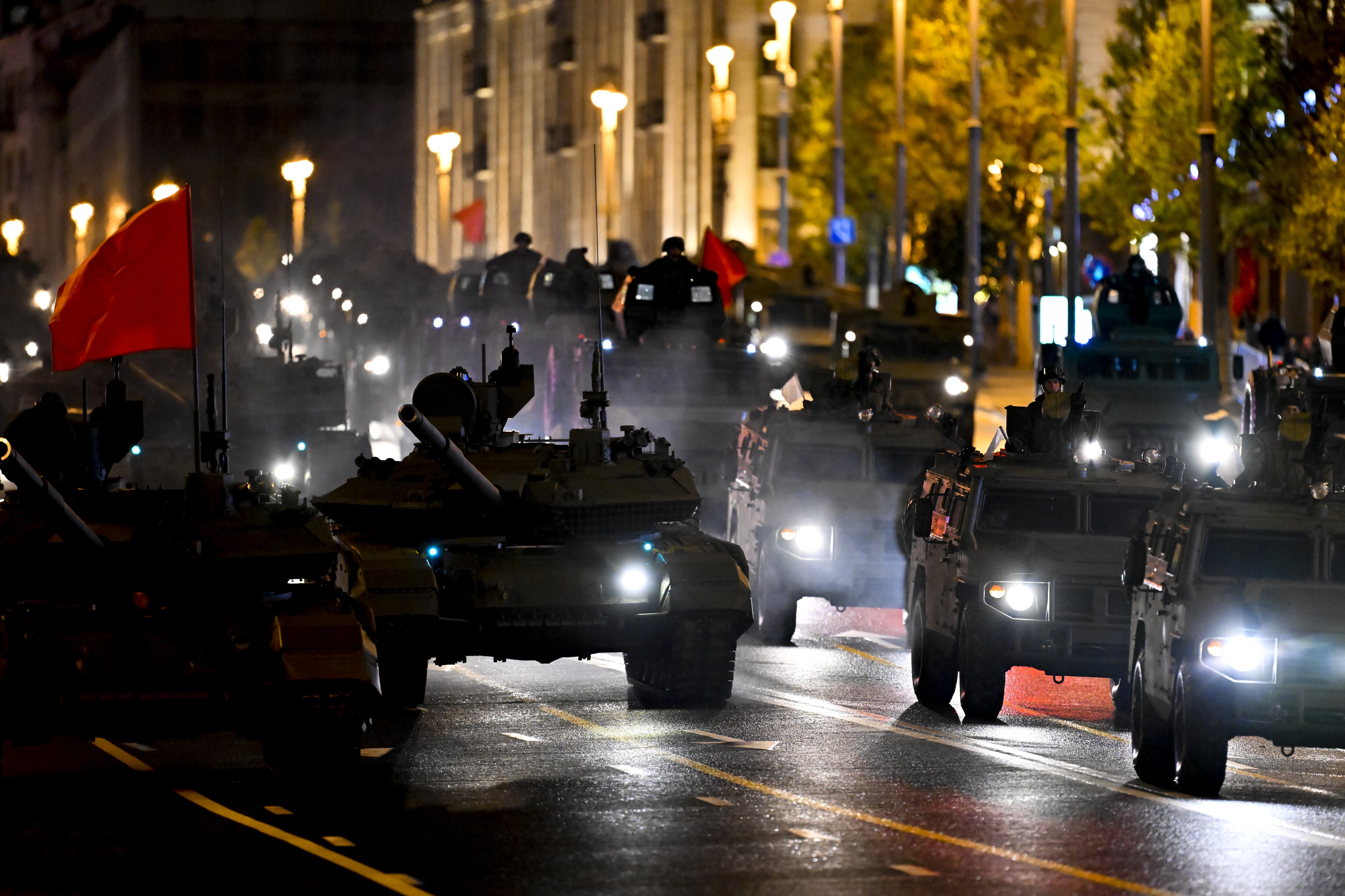 Vehículos militares rusos se dirigen a la Plaza Roja, durante el desfile militar del Día de la Victoria, que conmemora el aniversario número 80 de su triunfo en la Segunda Guerra Mundial. 
