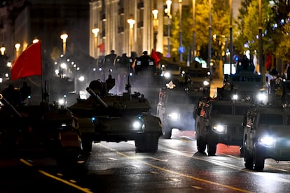 Vehículos militares rusos se dirigen a la Plaza Roja, durante el desfile militar del Día de la Victoria, que conmemora el aniversario número 80 de su triunfo en la Segunda Guerra Mundial. 