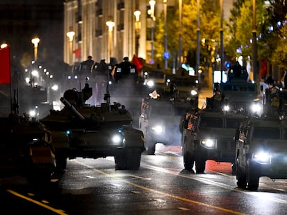 Vehículos militares rusos se dirigen a la Plaza Roja, durante el desfile militar del Día de la Victoria, que conmemora el aniversario número 80 de su triunfo en la Segunda Guerra Mundial.