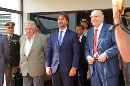 Al centro, el presidente de Uruguay, Luis Lacalle Pou, acompañado por los exmandatarios de ese país, José Mujica, a su derecha, y Julio María Sanguinetti, a su izquierda. 
