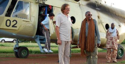 Roque Pascual, en primer plano, y Albert Vilalta (descendiendo con muletas del helicóptero), a su llegada a Uagadugú, junto al mediador Mustafa Imam Shafi.