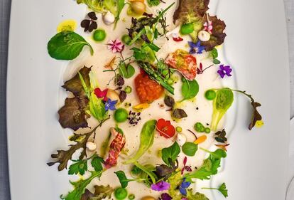 Un plato de Berasategui realizado con esos vegetales, la ensalada de tuétanos de verdura con marisco, crema de lechuga de caserío y jugo yodado