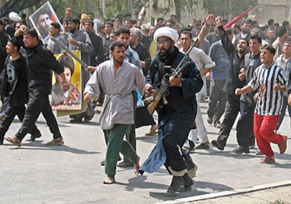 Partidarios del clérigo chií radical Múqtada al Séder, marchaban ayer hacia la base militar española en Nayaf.