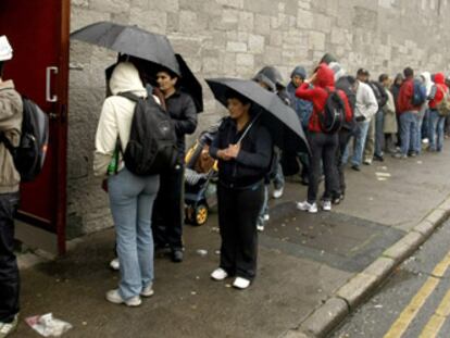 Cola a las puertas de un comedor benéfico, en una imagen tomada el pasado 15 de abril en Dublín.
