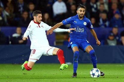 Sergio Escudero (i) del Sevilla disputa el balón con Riyad Mahrez (d) del Leicester City.