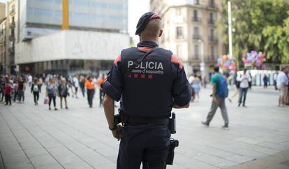 Un mosso d'esquadra en la Plaza Nova de Barcelona.