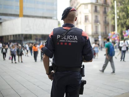 Un mosso d'esquadra en la Plaza Nova de Barcelona.