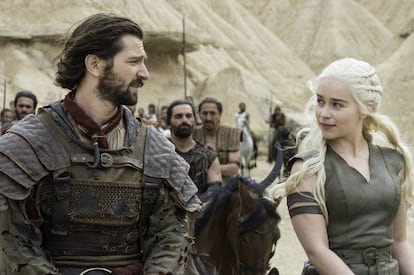 Michiel Huisman y Emilia Clarke interpretan a Daario Naharis y Daenerys.
