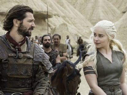 Michiel Huisman y Emilia Clarke interpretan a Daario Naharis y Daenerys.