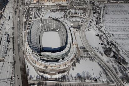 La nieve y el hielo cubre el estadio multiusos Soldier Field en Chicago, Illinois.