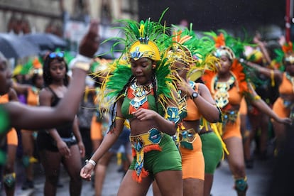 Una artista participa en el Carnaval de Notting Hill.