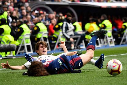 Álvaro Odriozola, del Real Madrid, cae al suelo junto con Marc Cucurella, durante el partido.