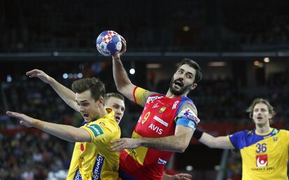 Raúl Entrerrios intenta un lanzamiento ante la selección sueca, durante la final del Campeonato Europeo de Balonmano.