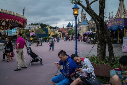 Usuarios envían mensajes con sus móviles desde Eurodisney.