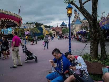 Usuarios envían mensajes con sus móviles desde Eurodisney.