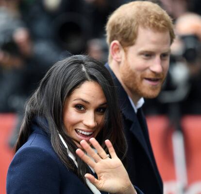 El príncipe Enrique de Inglaterra y su prometida, la actriz estadounidense Meghan Markle saludan durante su visita a Birmingham, Reino Unido.
