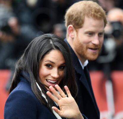 El pr&iacute;ncipe Enrique de Inglaterra y su prometida, la actriz estadounidense Meghan Markle saludan durante su visita a Birmingham, Reino Unido.