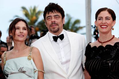 Los miembros del jurado de la sección Un Certain Regard, de izquierda a derecha, la actriz francesa, Virginie Ledoyen (i); el actor puertorriqueño Benicio del Toro (c), y la realizadora palestina Annemarie Jacir, asisten al estreno de la película 'Todos lo saben', el 8 de mayo de 2018.