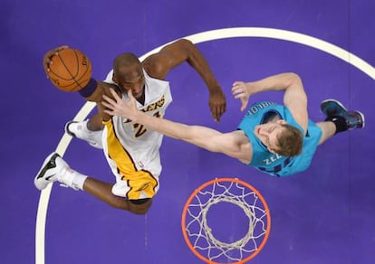 Kobe Bryant intenta anotar ante Cody Zeller, de los Hornets. 