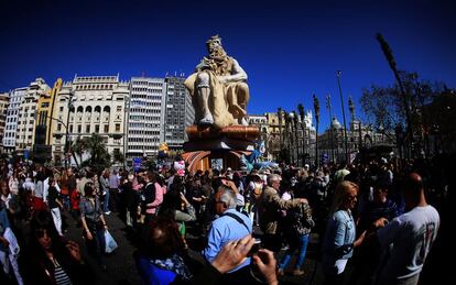 El monumento presidido por Moisés en la plaza del Ayuntamiento de Valencia arderá a la una de la mañana.