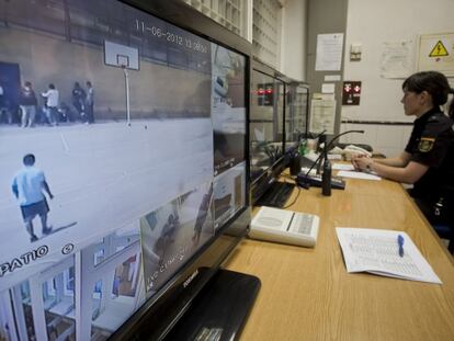 Sala de vigilancia del Centro de Internamiento de Extranjeros (CIE) de Aluche en Madrid.