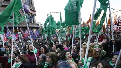 Una multitud celebra la aprobación del aborto frente al Congreso argentino, el 14 de junio de 2018.