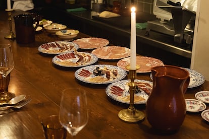 Platos con embutidos que elaboran los propios cocineros del restaurante Sa Taula. Imagen cedida por la empresa.