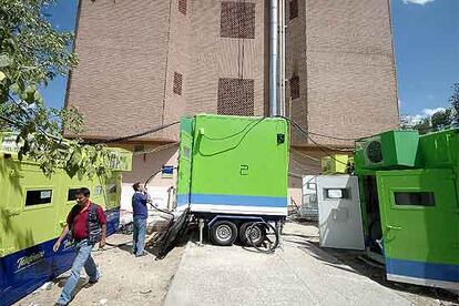 Trabajadores de Telefónica reparan la central incendiada en La Moraleja, Alcobendas.