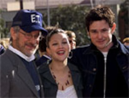 De izquierda a derecha, el director Steven Spielberg y los actores Drew Barrymore y Henry Thomas durante la presentación de la nueva versión de E. T.