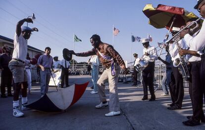 Los componentes de una ‘brass band’ tocan en el muelle para los pasajeros que esperan para hacer una excursión en un barco de palas. Estas bandas callejeras, muy habituales en las calles (y en los funerales) de Nueva Orleans, tocaban en sus inicios una fusión de la música negra traída por los esclavos africanos y la de las bandas militares de tradición europea que fue fundamental en el nacimiento del jazz.