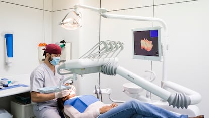 Una paciente atendida en el dentista.