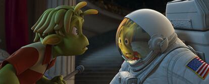 Lem, al que pone voz Justin Long <i>(La jungla de cristal 4),</i> observa anonadado a Chuck, el astronauta que dobla Dwayne Johnson<i> (El rey Escorpión),</i> en un fotograma de<i> Planet 51. </i>