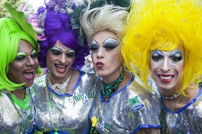 Participantes da 18ª edição da Parada Gay em São Paulo, neste domingo.