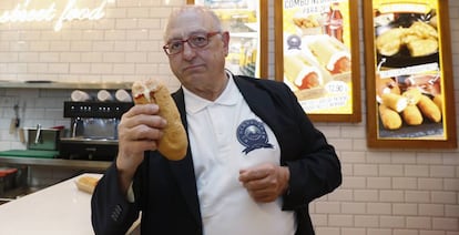 José Ramón Blanco, propietario de los perritos Nebraska, en el local de La Españolita.