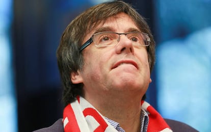 Carles Puigdemont seguint diumenge el partit de futbol entre el Girona i el Getafe en un bar de Brussel·les.