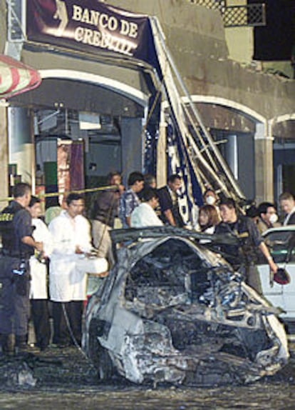 Imagen del coche bomba que hizo explosión cerca de la Embajada de EE UU en Lima.