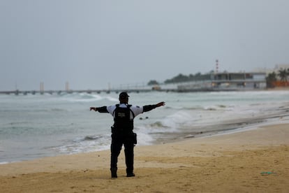 Un policía municipal vigila la playa antes de la llegada del huracán Beryl, en Playa del Carmen, Quintana Roo.