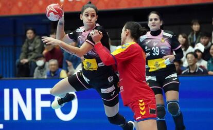 Alicia Fernández (i), en una acción del partido.