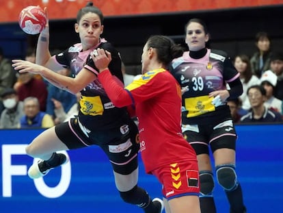 Alicia Fernández (i), en una acción del partido.