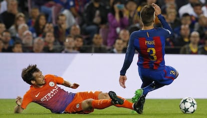 David Silva derriba a Piqué.